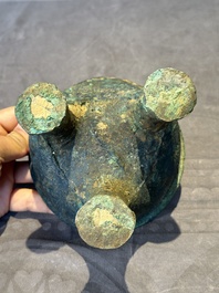 A Chinese archaic bronze tripod food vessel, 'li 鬲', late Western Zhou/early Eastern Zhou