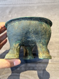 A Chinese archaic bronze tripod food vessel, 'li 鬲', late Western Zhou/early Eastern Zhou