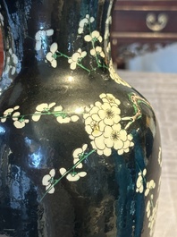 A Chinese famille verte black-ground vase and a pair of turquoise-glazed Buddhist lions, 19/20th C.