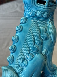 A Chinese famille verte black-ground vase and a pair of turquoise-glazed Buddhist lions, 19/20th C.
