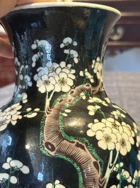 A Chinese famille verte black-ground vase and a pair of turquoise-glazed Buddhist lions, 19/20th C.