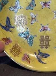 A pair of Chinese yellow-ground famille rose plates with butterfly design, Tongzhi mark, 20th C.