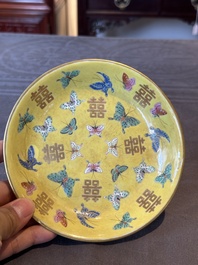 A pair of Chinese yellow-ground famille rose plates with butterfly design, Tongzhi mark, 20th C.
