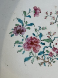A rare and large Chinese Canton famille rose 'mandarin subject' bowl, Hua Xuan 花軒 and Ju Qing 居清 mark, Qianlong