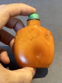 A rare Chinese amber lion-handled snuff bottle, 19th C.