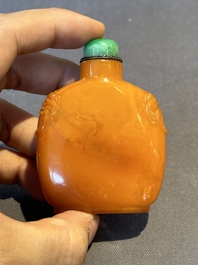 A rare Chinese amber lion-handled snuff bottle, 19th C.
