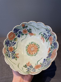A pair of Chinese verte-imari bowls with floral design, Kangxi