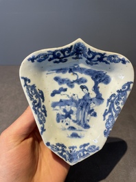 Three Chinese blue and white dishes and two plates, Kangxi