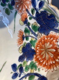A pair of Chinese verte-imari bowls with floral design, Kangxi
