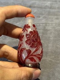 A group of six Chinese overlay glass snuff bottles, 19th C.