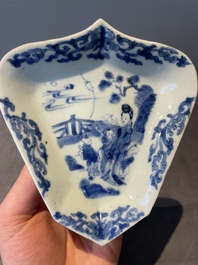 Three Chinese blue and white dishes and two plates, Kangxi
