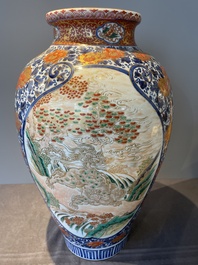 A large Japanese Imari 'shishi lion' vase, Meiji, 19th C.