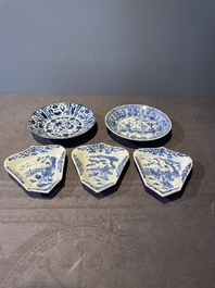 Three Chinese blue and white dishes and two plates, Kangxi