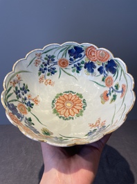 A pair of Chinese verte-imari bowls with floral design, Kangxi