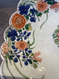 A pair of Chinese verte-imari bowls with floral design, Kangxi