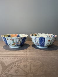 A pair of Chinese verte-imari bowls with floral design, Kangxi