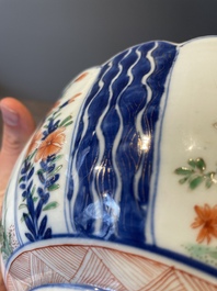 A pair of Chinese verte-imari bowls with floral design, Kangxi