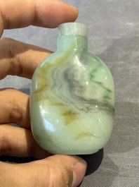 Three Chinese swirled glass snuff bottles, Qing