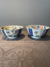A pair of Chinese verte-imari bowls with floral design, Kangxi