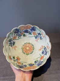 A pair of Chinese verte-imari bowls with floral design, Kangxi