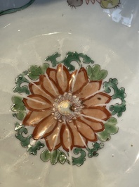 A pair of Chinese verte-imari bowls with floral design, Kangxi
