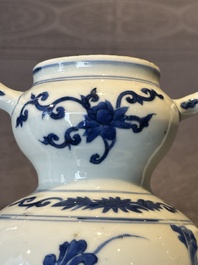 A Chinese blue and white vase with floral design and two handles, Transitional period