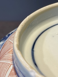 A pair of Chinese verte-imari bowls with floral design, Kangxi