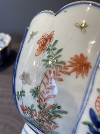 A pair of Chinese verte-imari bowls with floral design, Kangxi