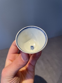 A pair of fine Chinese blue and white cups, Chenghua mark, Kangxi