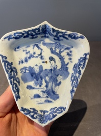 Three Chinese blue and white dishes and two plates, Kangxi