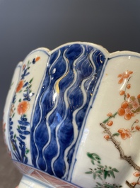 A pair of Chinese verte-imari bowls with floral design, Kangxi