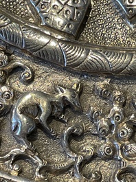 A fine Vietnamese silver plate with fu and dragon design, H&agrave; Nội 河内 mark, 19th C.
