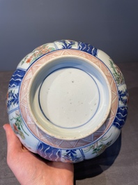 A pair of Chinese verte-imari bowls with floral design, Kangxi