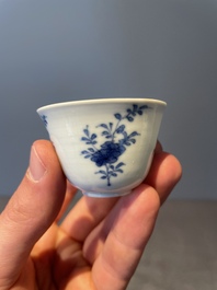 A pair of fine Chinese blue and white cups, Chenghua mark, Kangxi