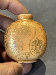 Four various Chinese porcelain snuff bottles, 19th C.