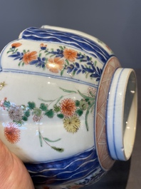 A pair of Chinese verte-imari bowls with floral design, Kangxi