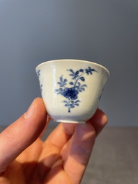 A pair of fine Chinese blue and white cups, Chenghua mark, Kangxi