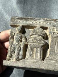 Three Gandhara grey schist frieze fragments with narrative design, 1/5th C.