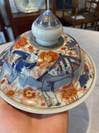 A pair of fine Chinese Imari-style vases and covers with narrative design, Kangxi