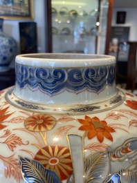 A pair of fine Chinese Imari-style vases and covers with narrative design, Kangxi