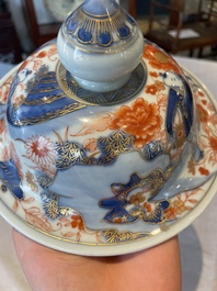 A pair of fine Chinese Imari-style vases and covers with narrative design, Kangxi
