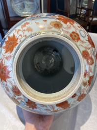 A pair of fine Chinese Imari-style vases and covers with narrative design, Kangxi