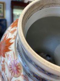 A pair of fine Chinese Imari-style vases and covers with narrative design, Kangxi