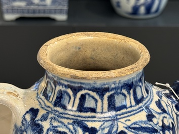 A blue and white Antwerp maiolica 'a foglie' wet drug jar, 2nd half 16th C.