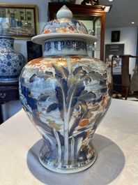 A pair of fine Chinese Imari-style vases and covers with narrative design, Kangxi