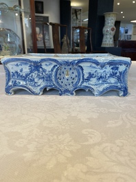 A rare blue and white Dutch Delft jewellery casket and cover, 18th C.