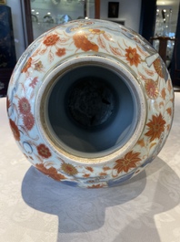 A pair of fine Chinese Imari-style vases and covers with narrative design, Kangxi
