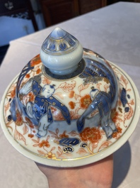 A pair of fine Chinese Imari-style vases and covers with narrative design, Kangxi