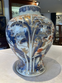 A pair of fine Chinese Imari-style vases and covers with narrative design, Kangxi