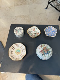 A varied collection of thirteen pieces Chinese famille rose and verte porcelain, 19th C.